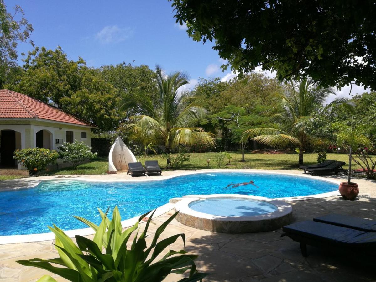 Safina Cottages Diani Beach Esterno foto